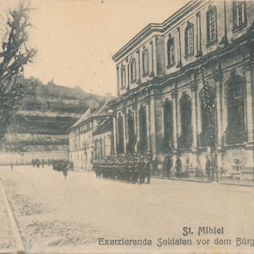 AK, St. Mihiel, Exerzierende Soldaten vor dem Amt, Frankreich (S1981)