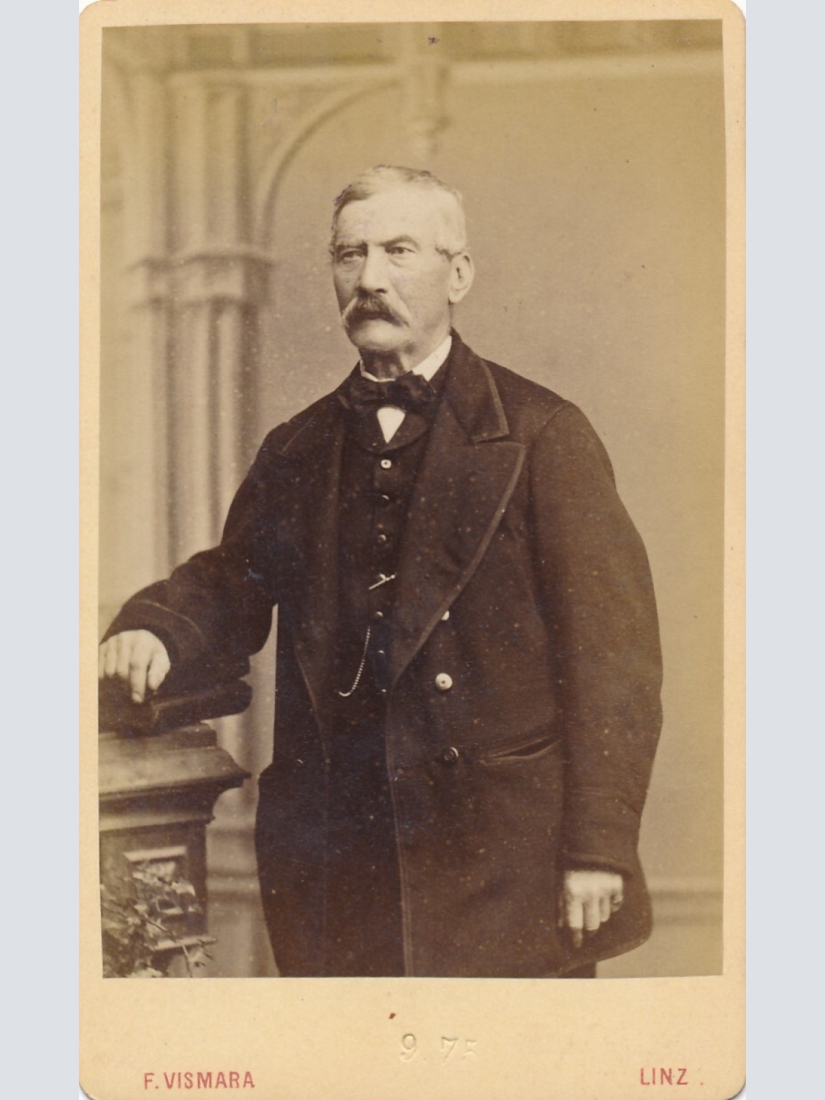 Hartkarton - Foto Mann mit Schnauzbart Photograf Linz F. Vismara (7252)