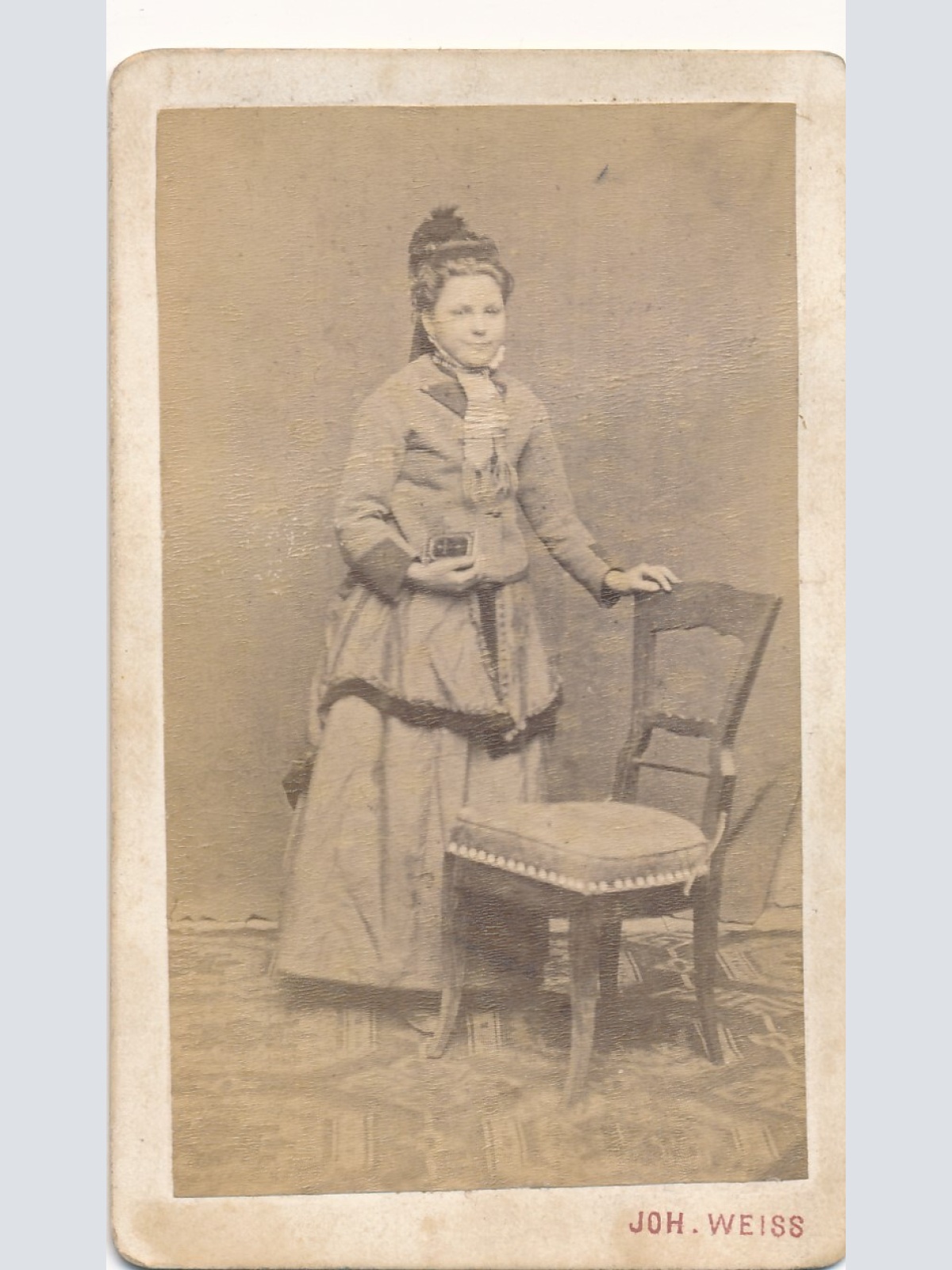 Hartkarton - Foto Frau mit Stuhl Photograf Kirchdorf Johann Weiss (7255)