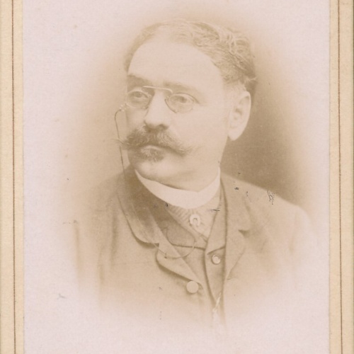 Hartkarton - Foto Mann mit Schnauzbart Wien Atelier Kuten (7256)