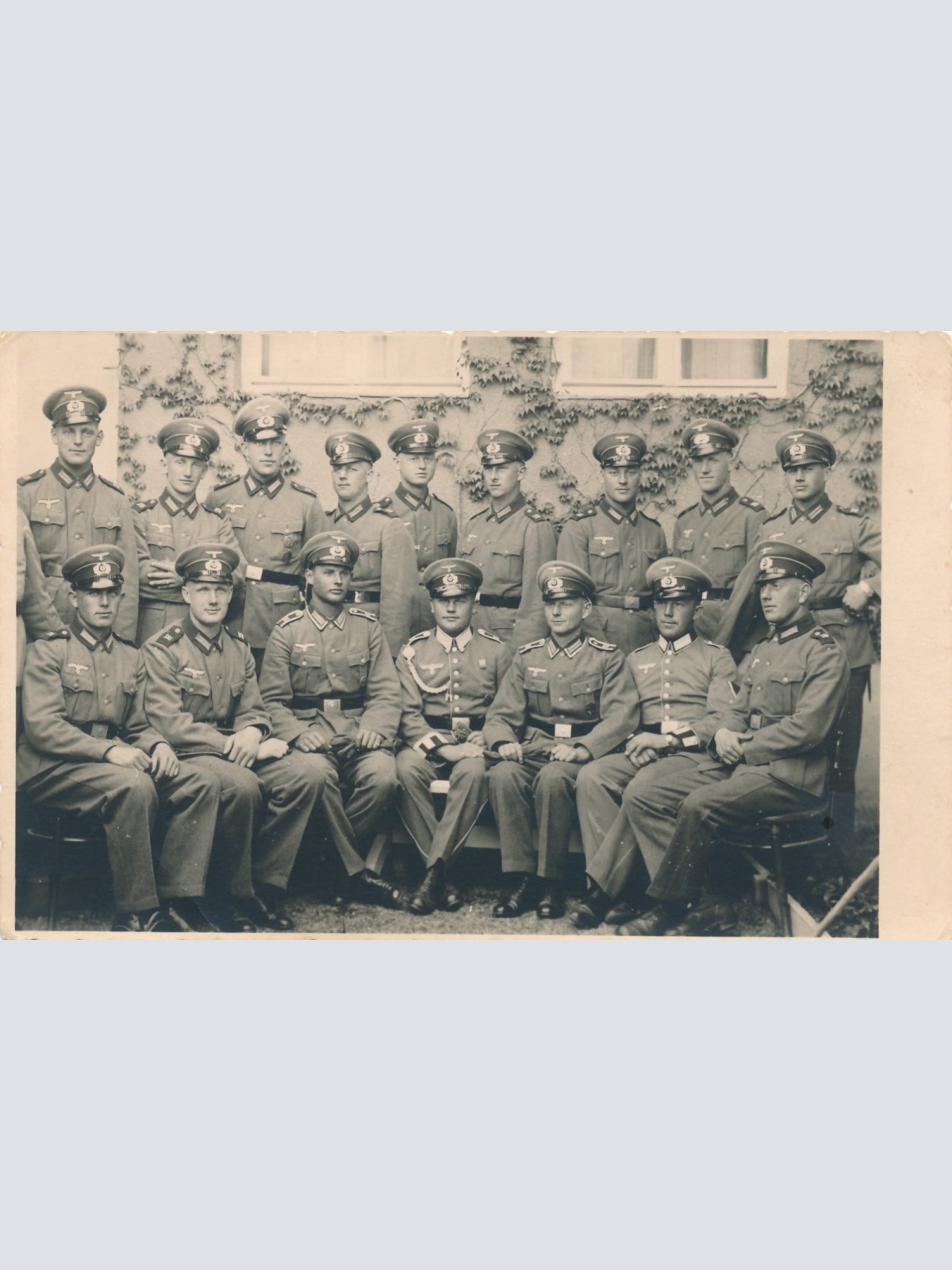 AK Soldaten Mannschaftsfoto Militaria Ansichtskarte (16185)