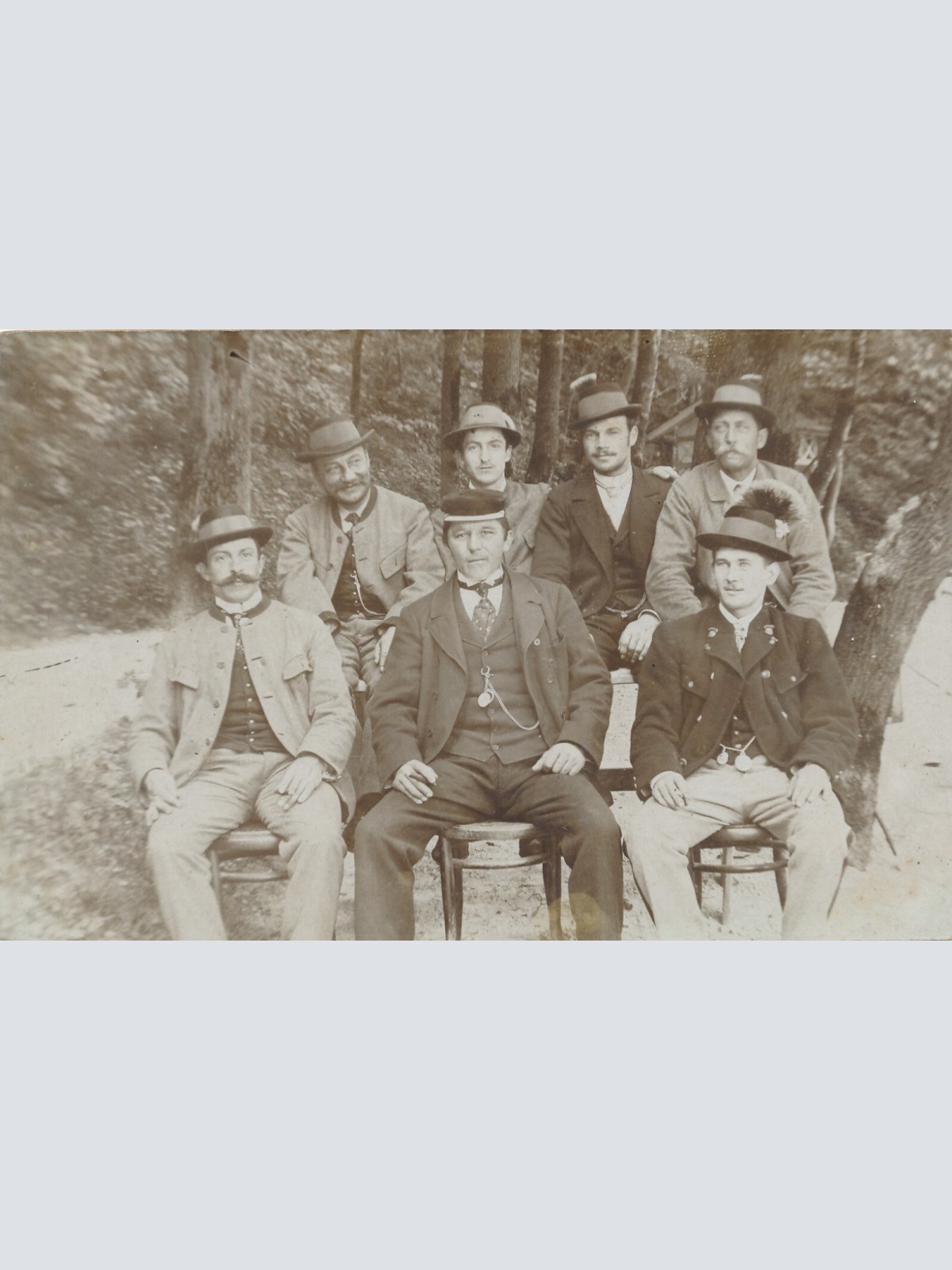 AK Annodazumals Männergruppenfoto mit Hut und Gamsbart (7833)