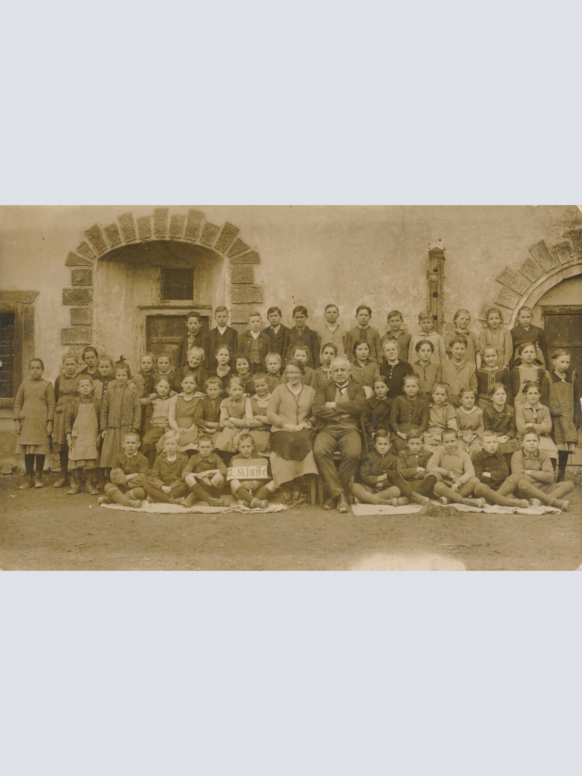 AK Annodazumals von einer Schulklasse mit zwei Lehrer (7837)