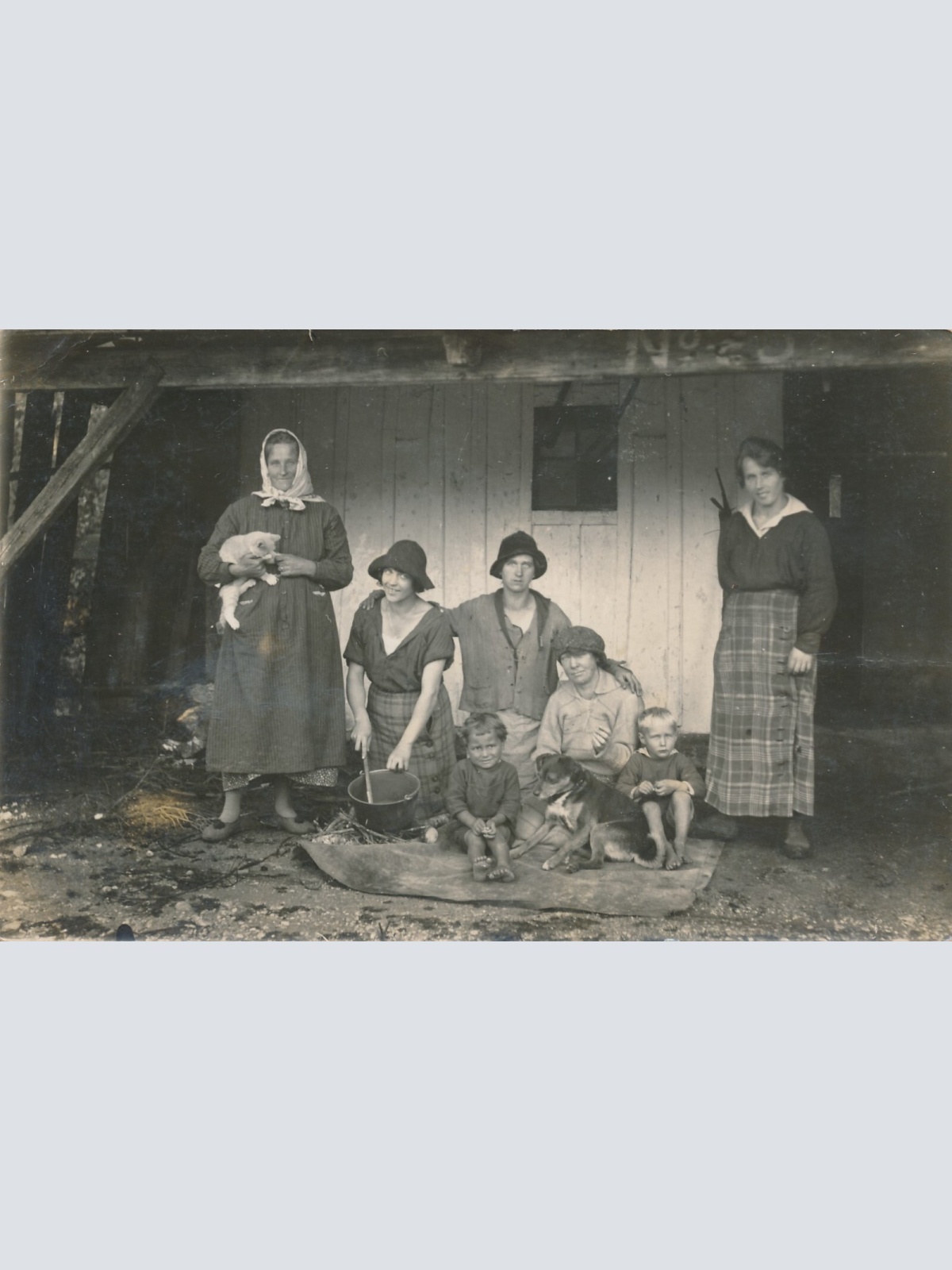 AK Annodazumals von einer Bauernfamilie mit Hund (7806)