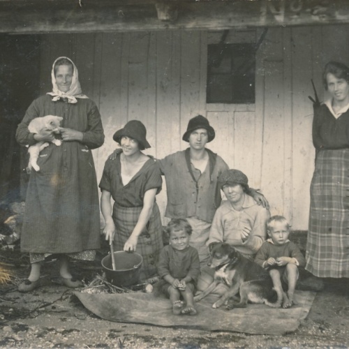 AK Annodazumals von einer Bauernfamilie mit Hund (7806)