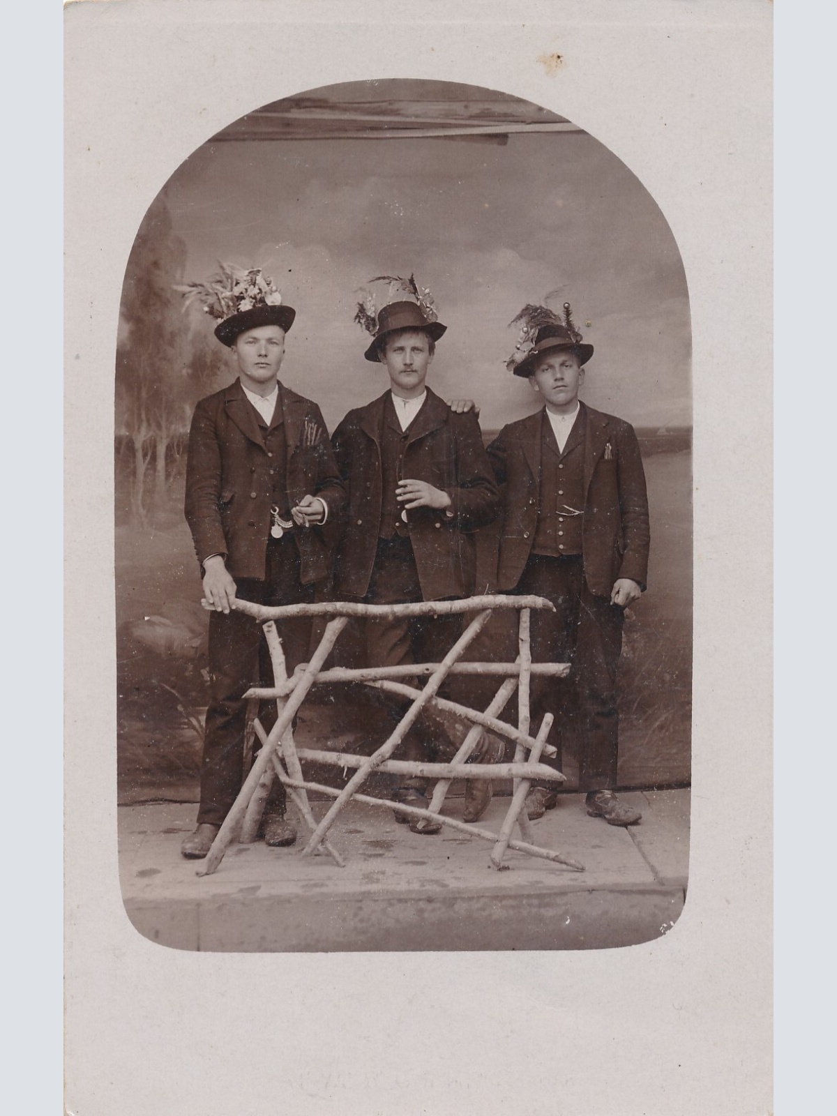 AK Annodazumals von drei Jungen Männer nach der bestanden Tauglichkeitspr (7816)