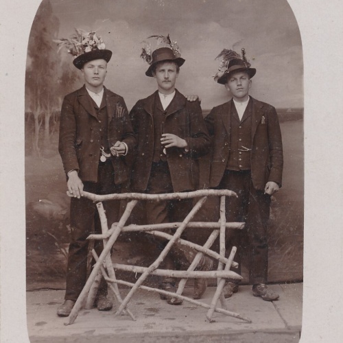 AK Annodazumals von drei Jungen Männer nach der bestanden Tauglichkeitspr (7816)