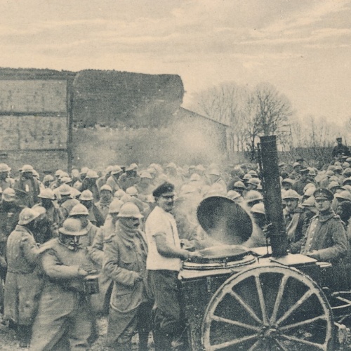 AK Soldaten beim Essens Ausschank Gulaschkanone mit Feldpoststempel (6525)