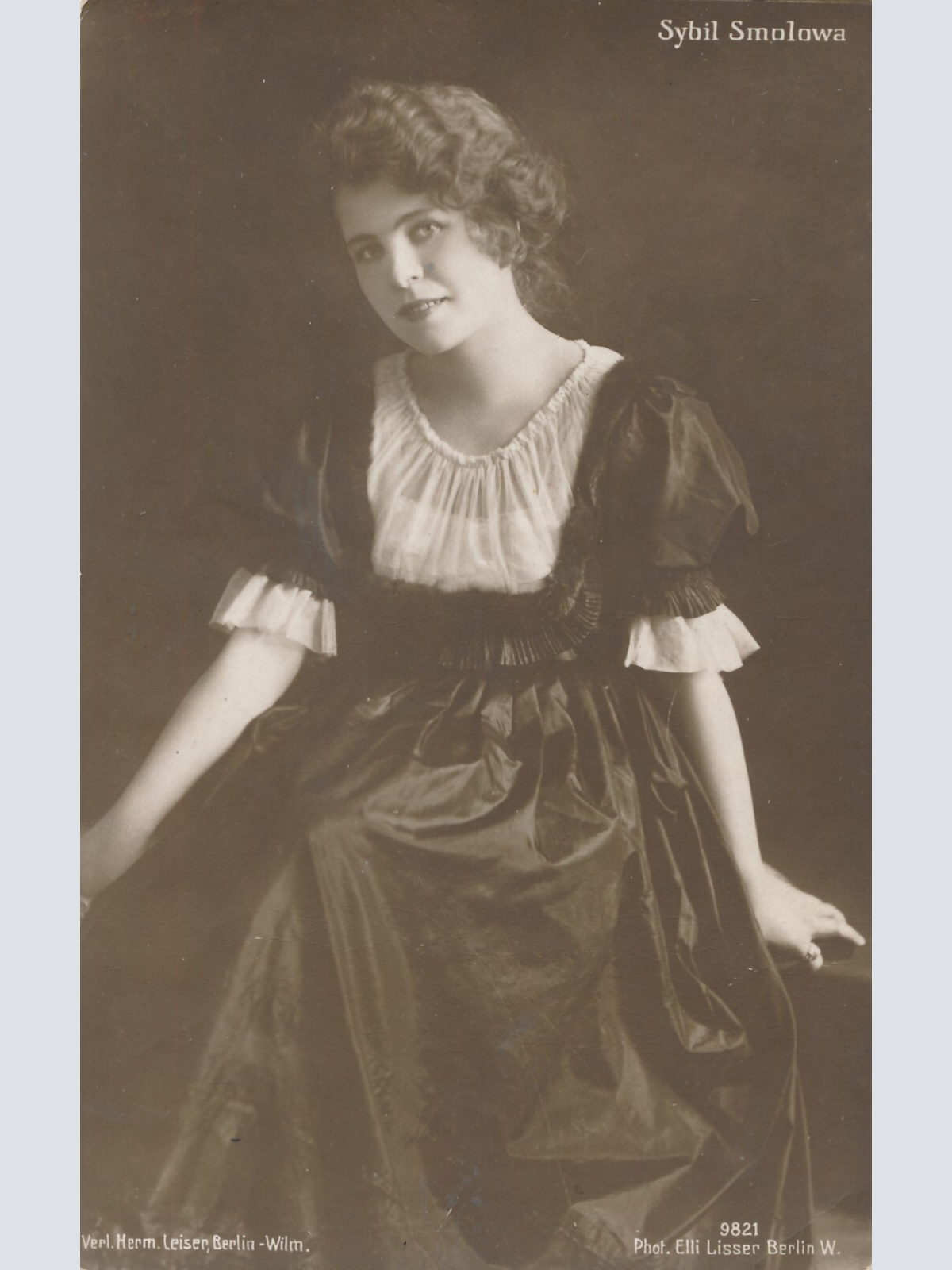 AK, Sybil Smolowa (S2196)