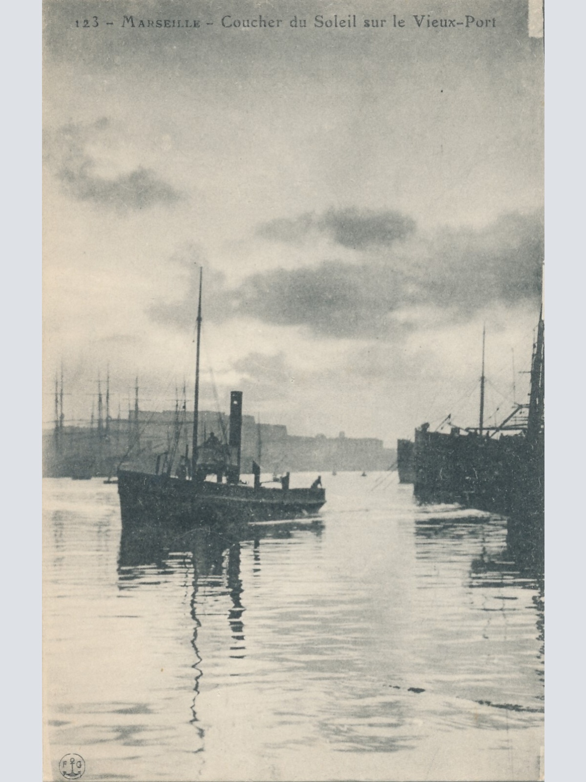 AK aus Marseille mit Boot Frankreich Ansichtskarte (8621)