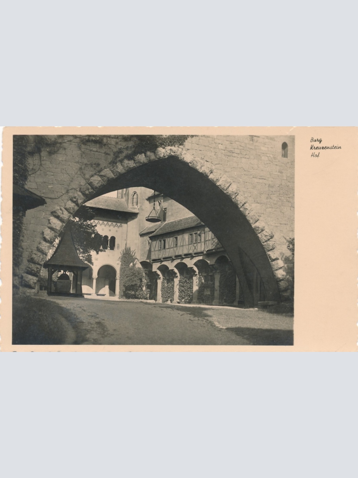 AK aus Burg Kreuzenstein Hof Niederösterreich Ansichtskarte (8354)