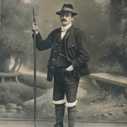 AK, Annodazumals, Mann mit Stock (S2231)