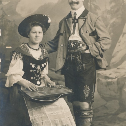 AK, Annodazumals, Mann und Frau mit Musikinstrument (S2228)