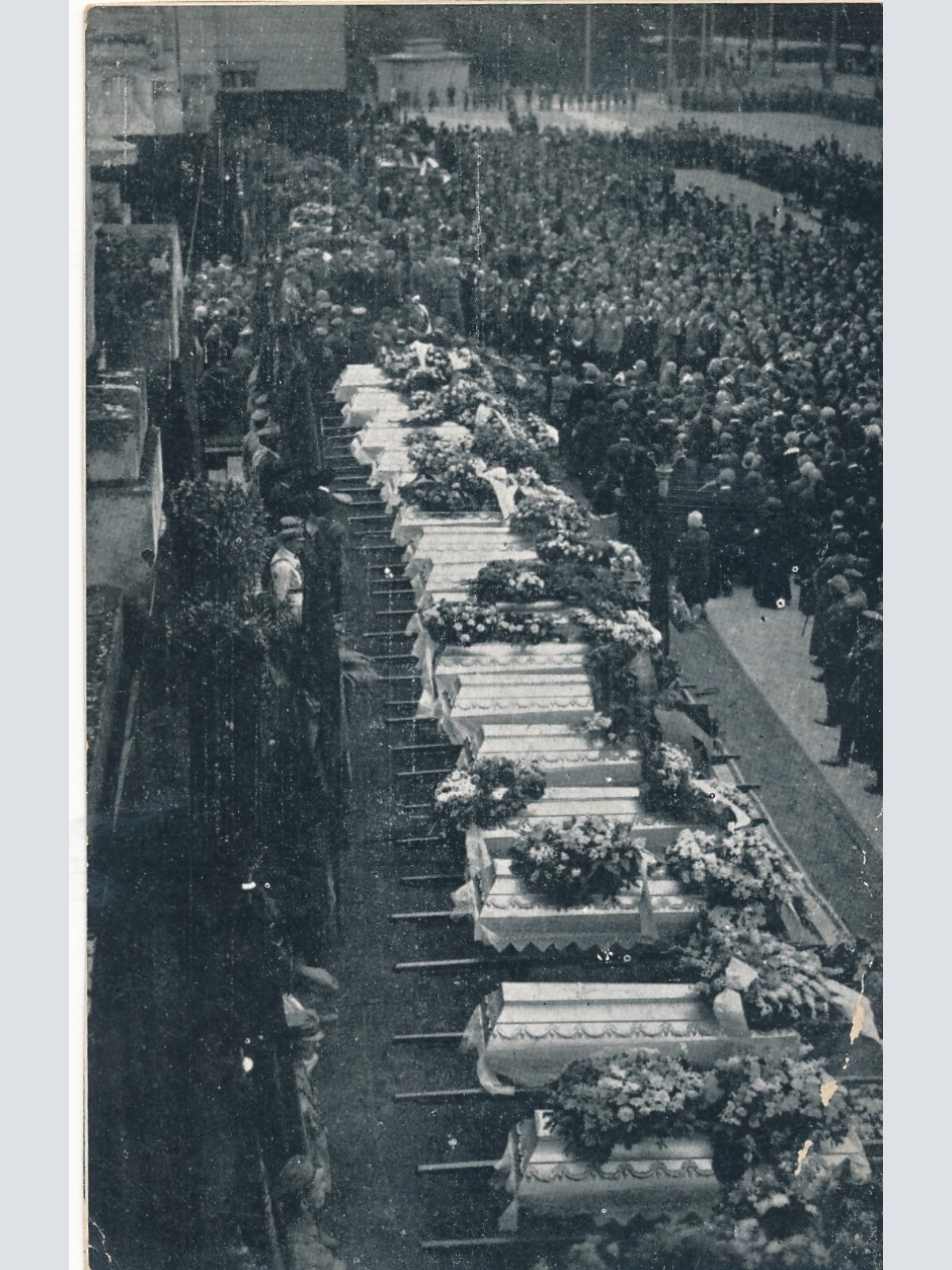 AK aus Wien Justiz Opfer vom Juli 1927 Ansichtskarte (9430)