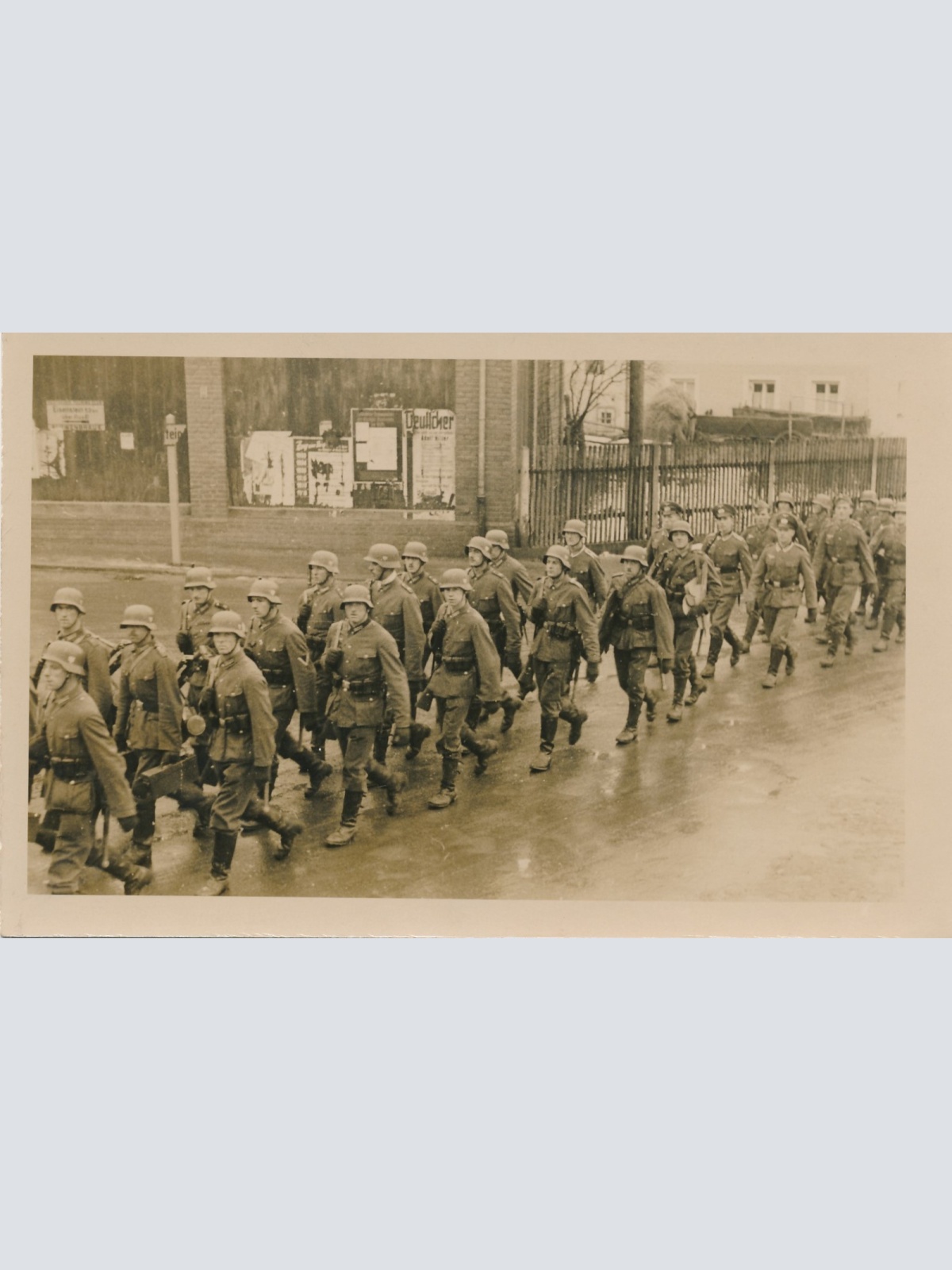 AK von Soldaten mit Stahlhelmen Militaria Ansichtskarte (16183)