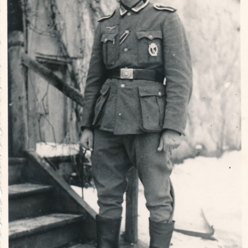 AK Soldat mit Abzeichen im Winter Militaria Ansichtskarte (16179)