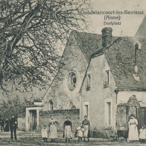 AK aus Goudelancourt les Berrieux Dorfplatz Frankreich Ansichtskarte (10885)