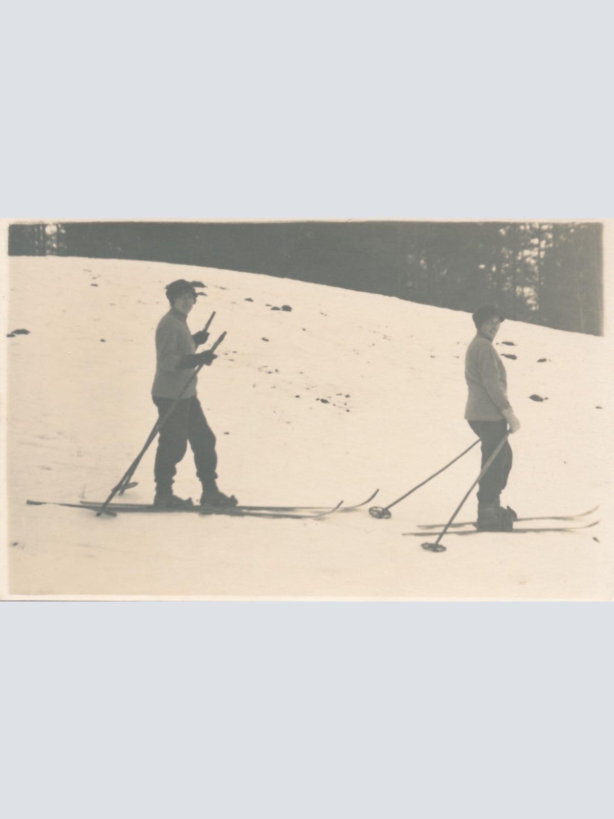 AK aus Bad Ischl Menschen am Skifahren Oberösterr. Ansichtskarte (10350)