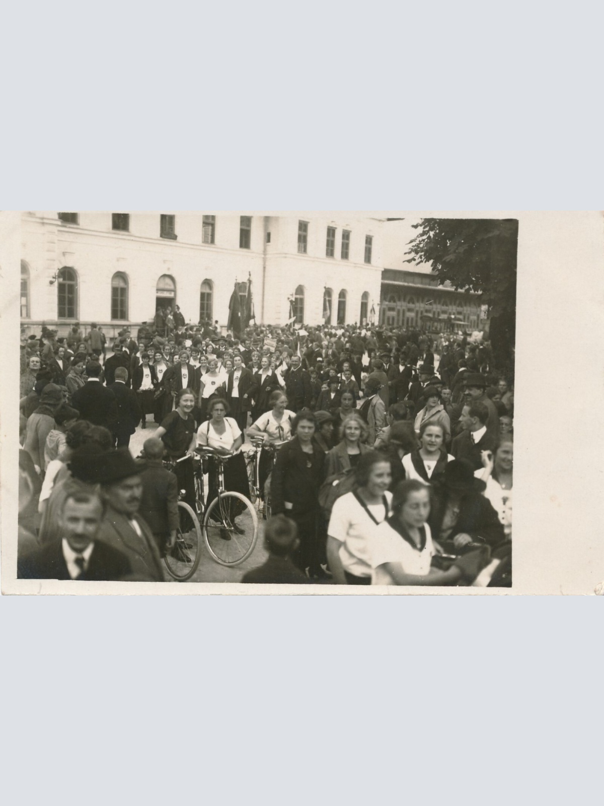 AK aus Bad Ischl 1925 Menschen am Stadtplatz Oberösterr. Ansichtskarte (10349)