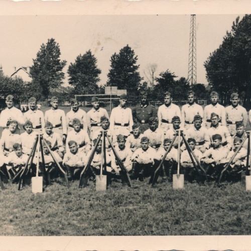 AK Soldaten Mannschaftsfoto mit Gewehren Militaria Ansichtskarte (16187)
