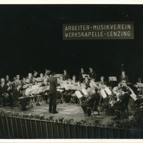 AK aus Lenzing Musikverein aufführung Oberösterreich Ansichtskarte (11684)