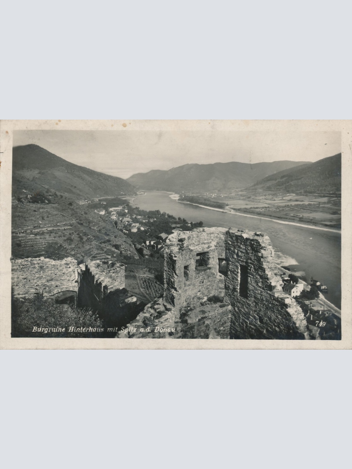 AK Burgruine Hinterhaus mit Spitz Niederösterreich Ansichtskarte (12706)