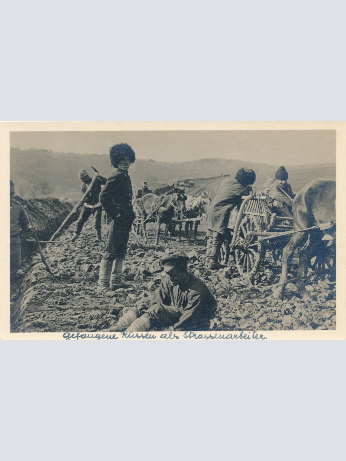 AK Gefangene Russen als Strassenarbeiter Ansichtskarte (11865)