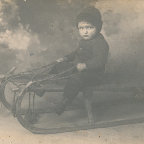 AK Annodazumals Kleines Kind auf Schlitten Ansichtskarte (13447)