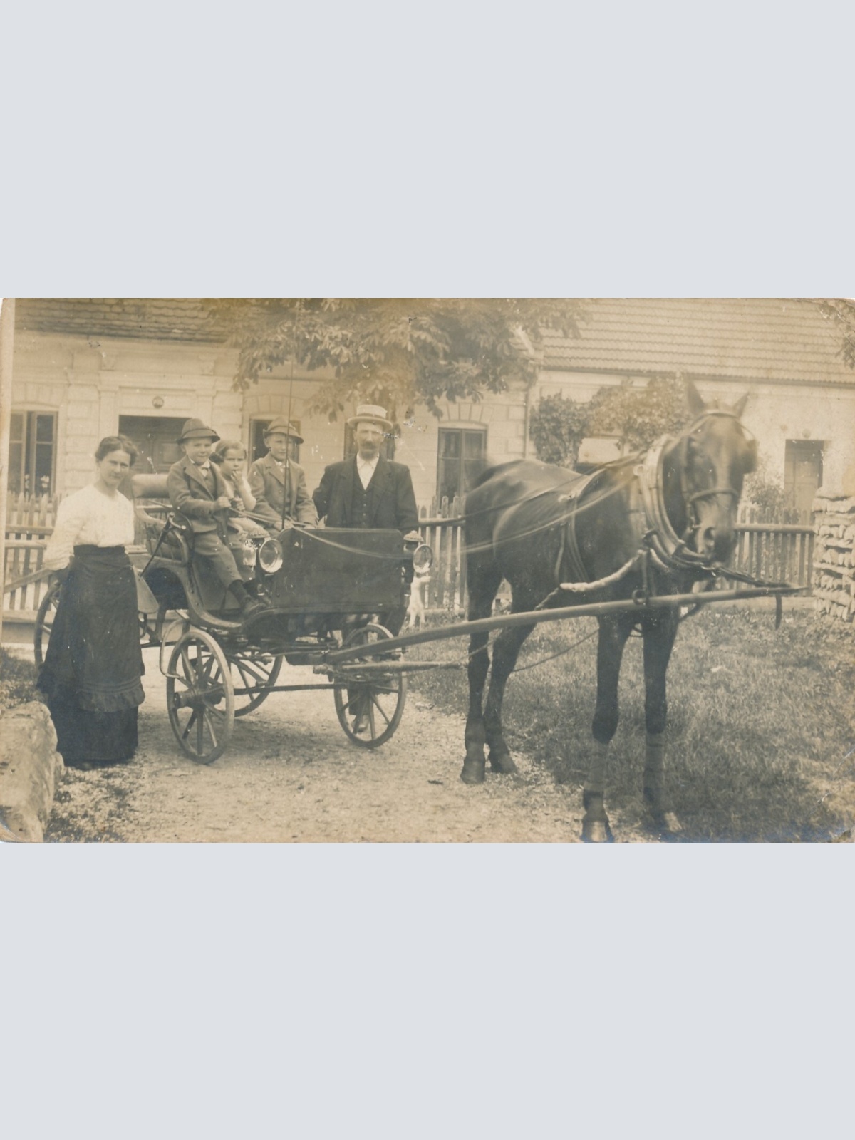 AK Annodazumals Familie mit Kutsche Ansichtskarte (13450)