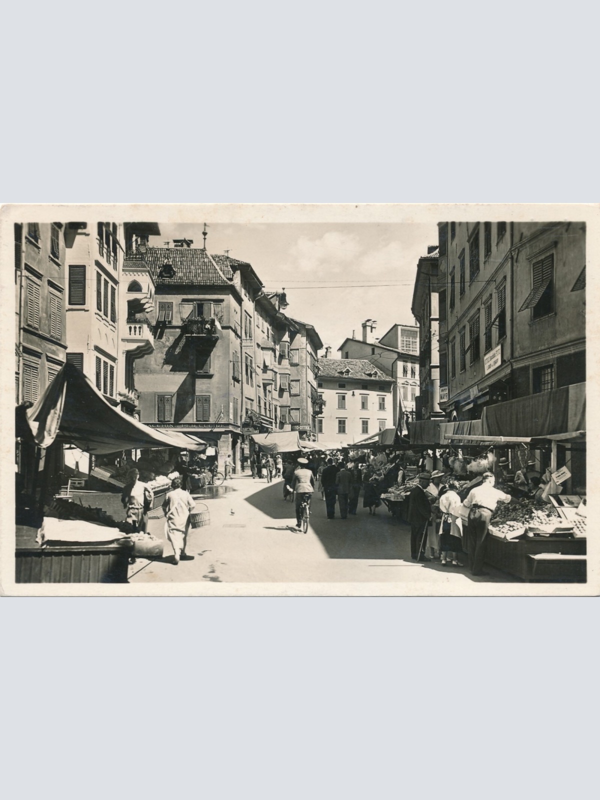 AK aus Bolzano - Bozen Piazza Erbe Strassenansicht Italien Ansichtskarte (11797)