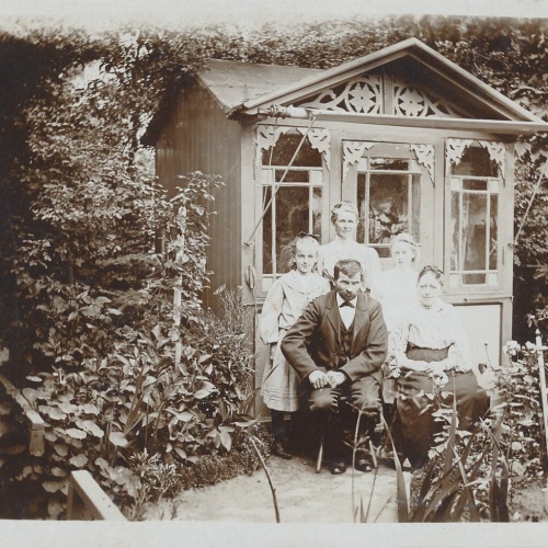 AK Annodazumals von einer Familie im Garten Ansichtskarte (13926)