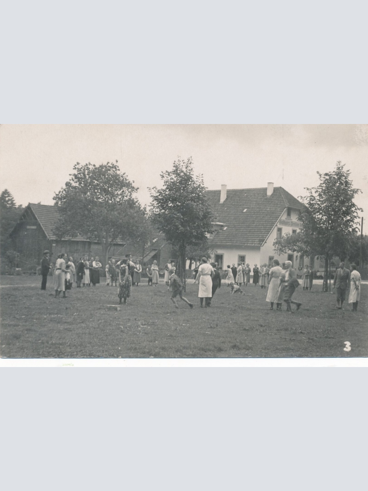 AK Annodazumals aus Speyer spielend im Garten Ansichtskarte (13928)