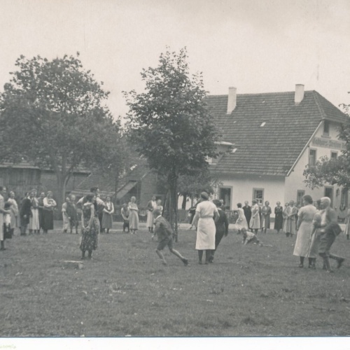 AK Annodazumals aus Speyer spielend im Garten Ansichtskarte (13928)