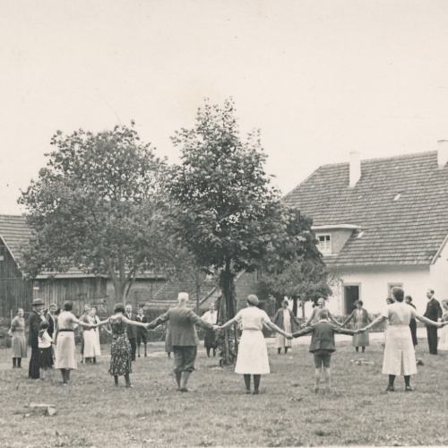 AK Annodazumals aus Speyer spielend im Garten Ansichtskarte (13929)