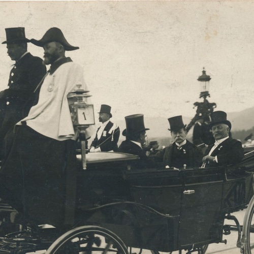 AK Annodazumals von drei Männer in der Kutsche Ansichtskarte (13930)