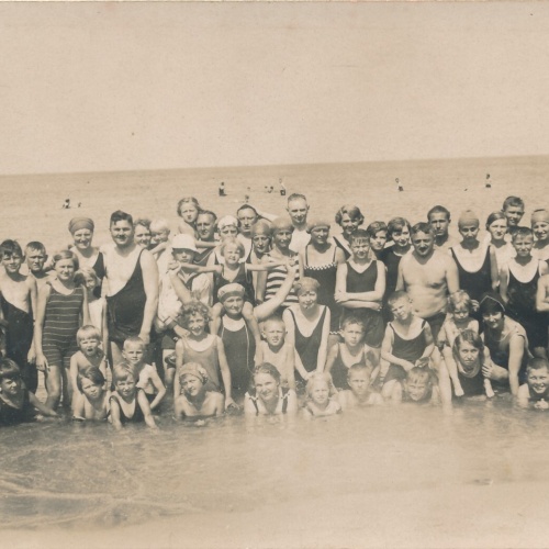 AK Annodazumals Urlaubsfoto mehrerer Familien Ansichtskarte (13933)