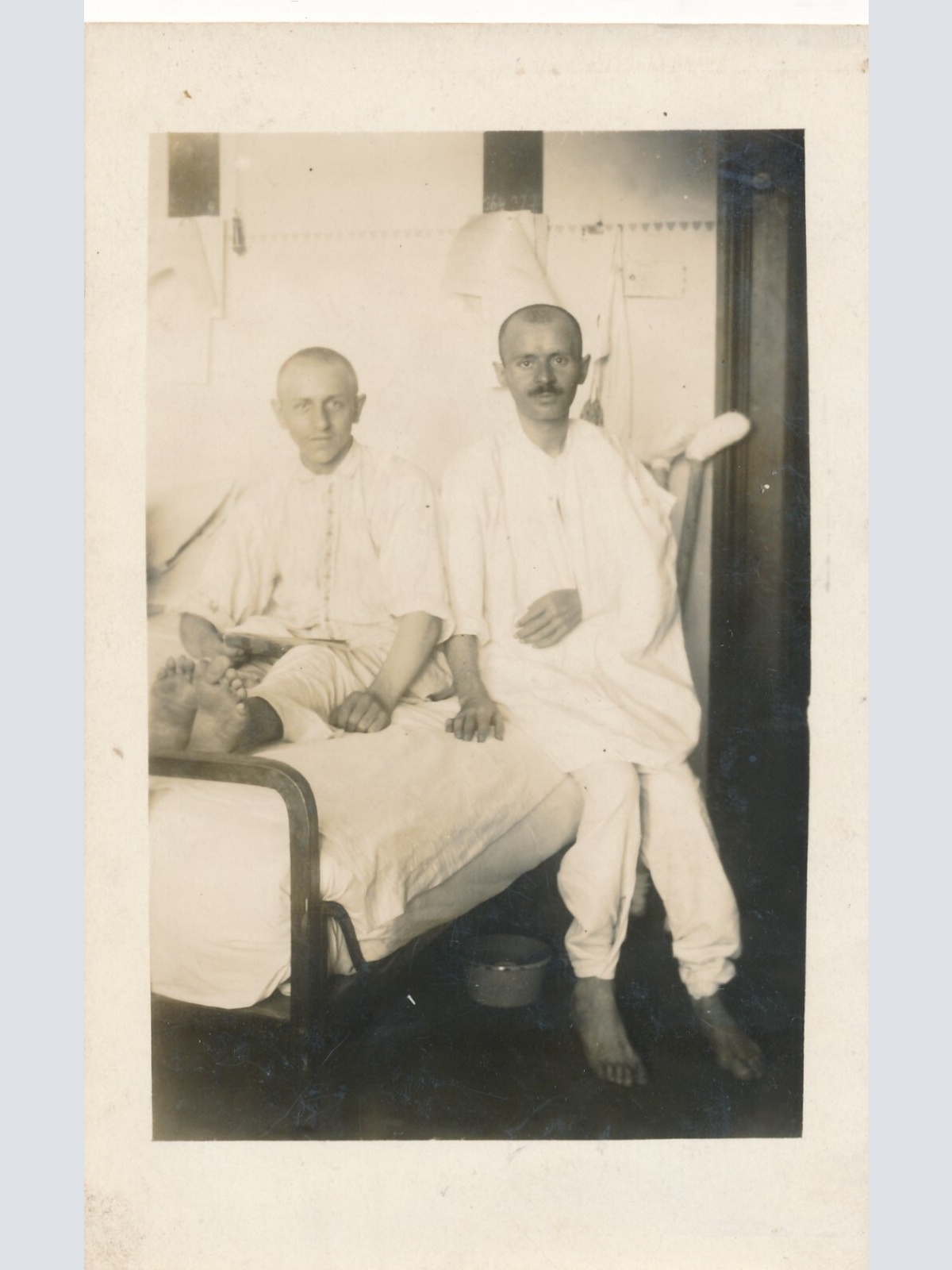 AK Annodazumals von 2 Männern im Krankenhaus Ansichtskarte (13934)