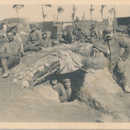 AK Gefangene Russen in Ungarn mit Unterschlupf Ansichtskarte (13319)