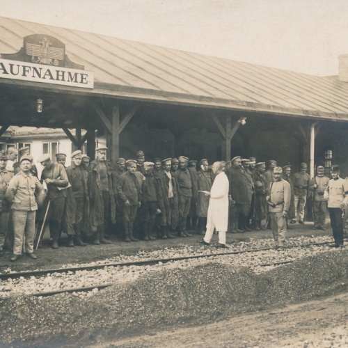 AK Russische Kriegsgefangene mit Bahnhof sie Aufnahme Ansichtskarte (12895)