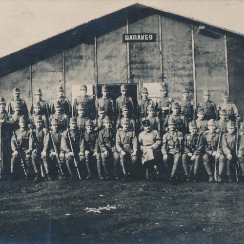 AK Gruppenfotot von der Barake 9 mit Offizier Ansichtskarte (13762)