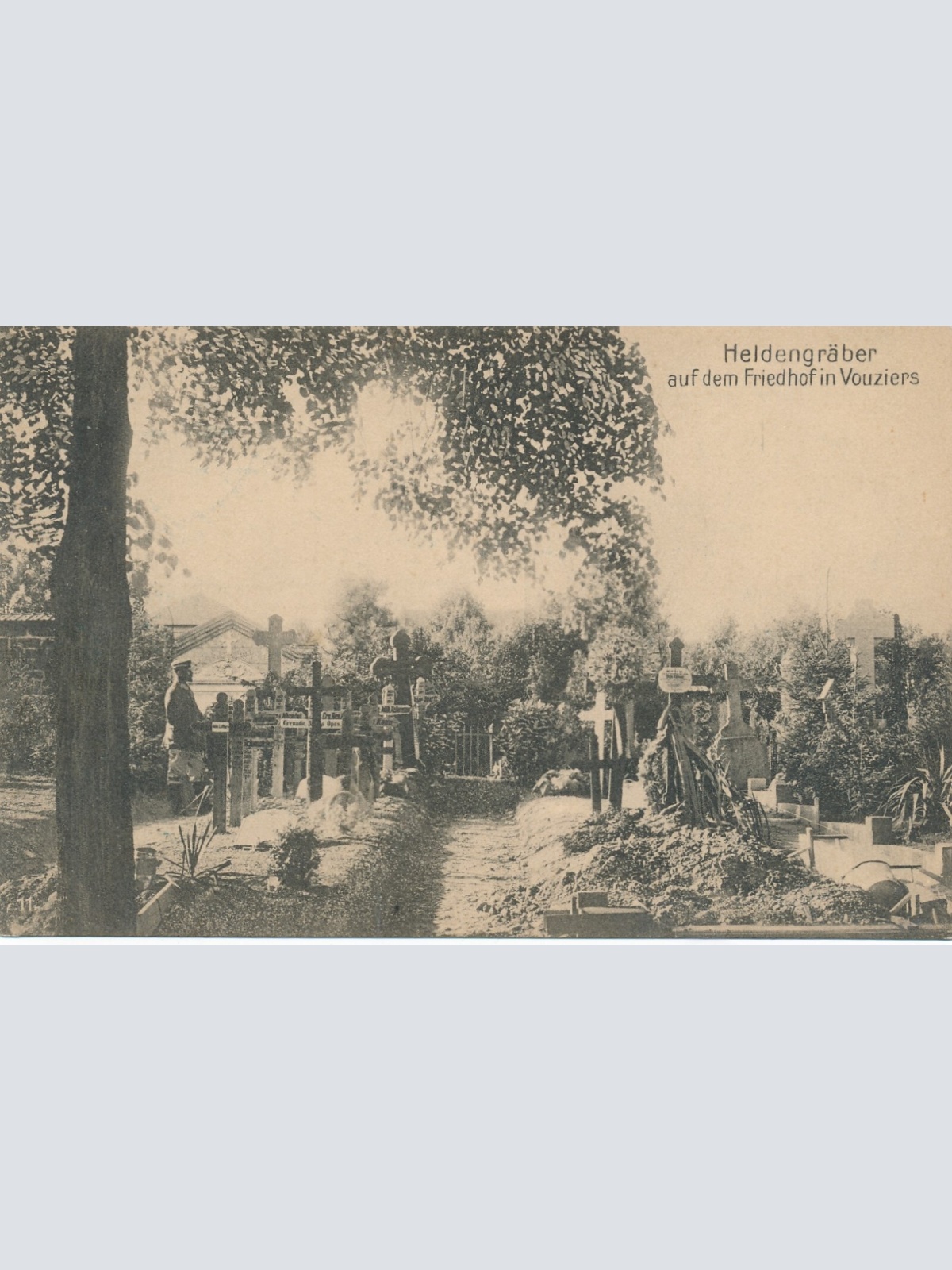 AK Heldengräber auf dem Friedhof in Vouziers Ansichtskarte (13892)