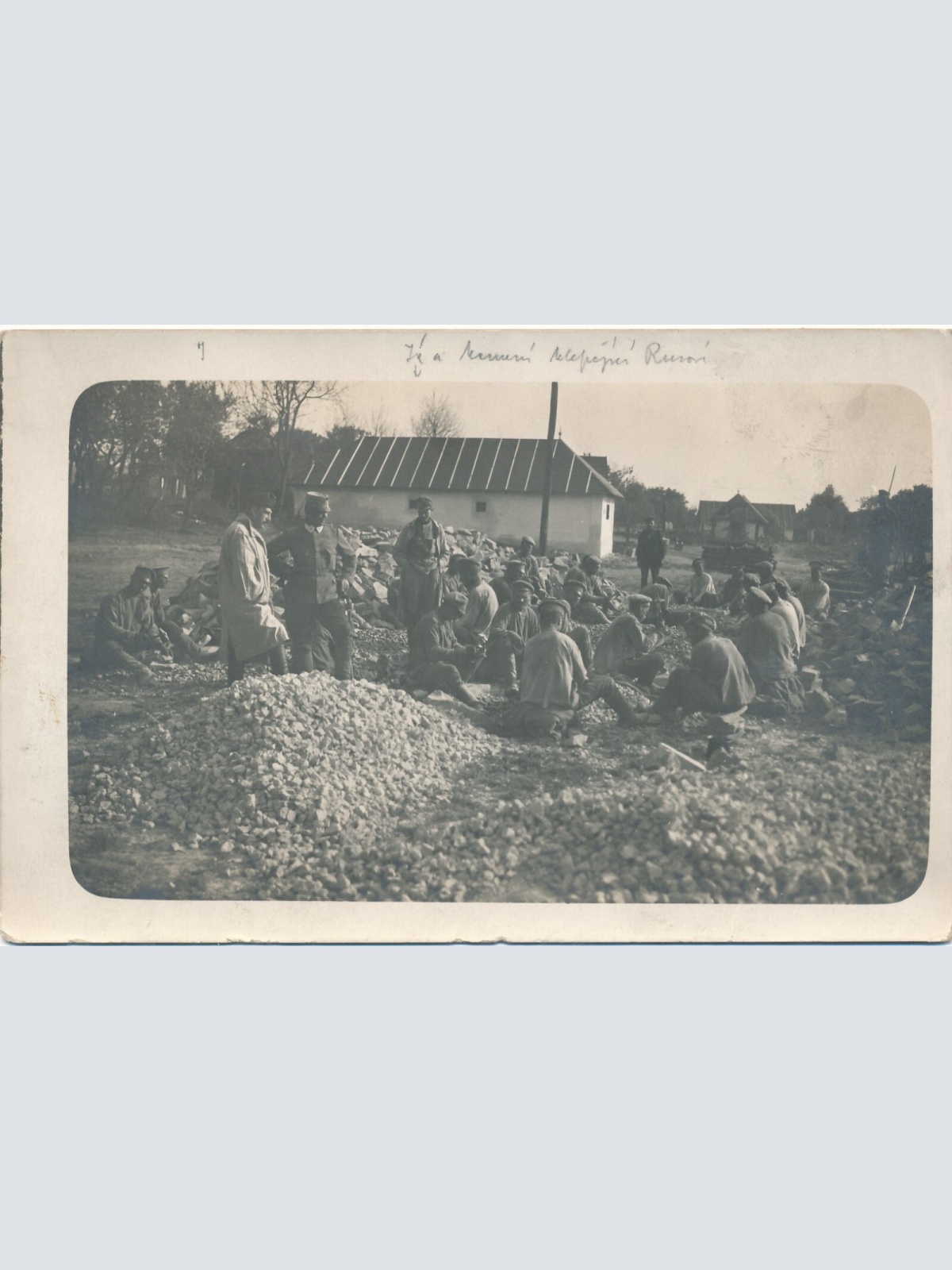 AK von Russischen Kriegsgefangenen bei der Arbeit Ansichtskarte (14011)