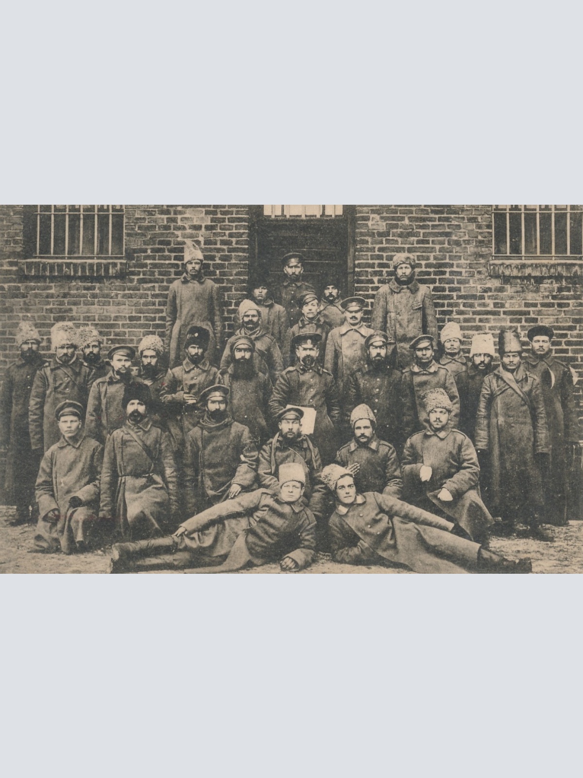 AK Russische Kriegsgefangenen mit Russischem Feldwebel Ansichtskarte (14012)