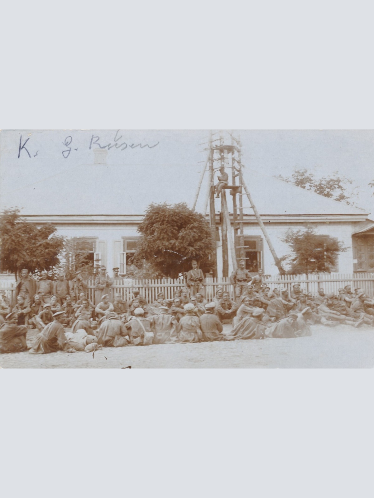 AK Gefangene Russen Wartend am Boden Ansichtskarte (14017)