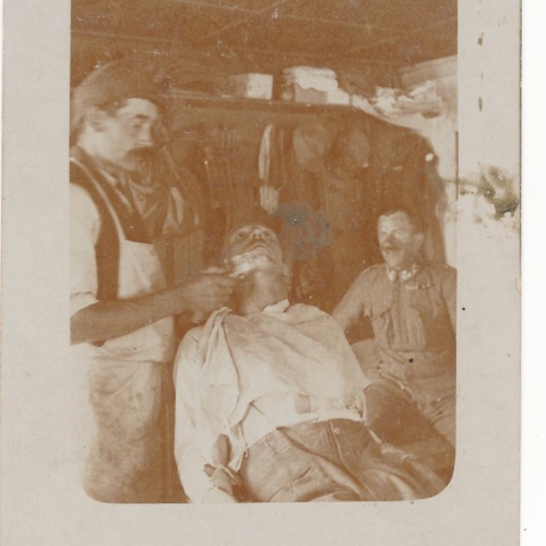 AK Soldat beim Frisör Bart Rasur Militaria (14032)