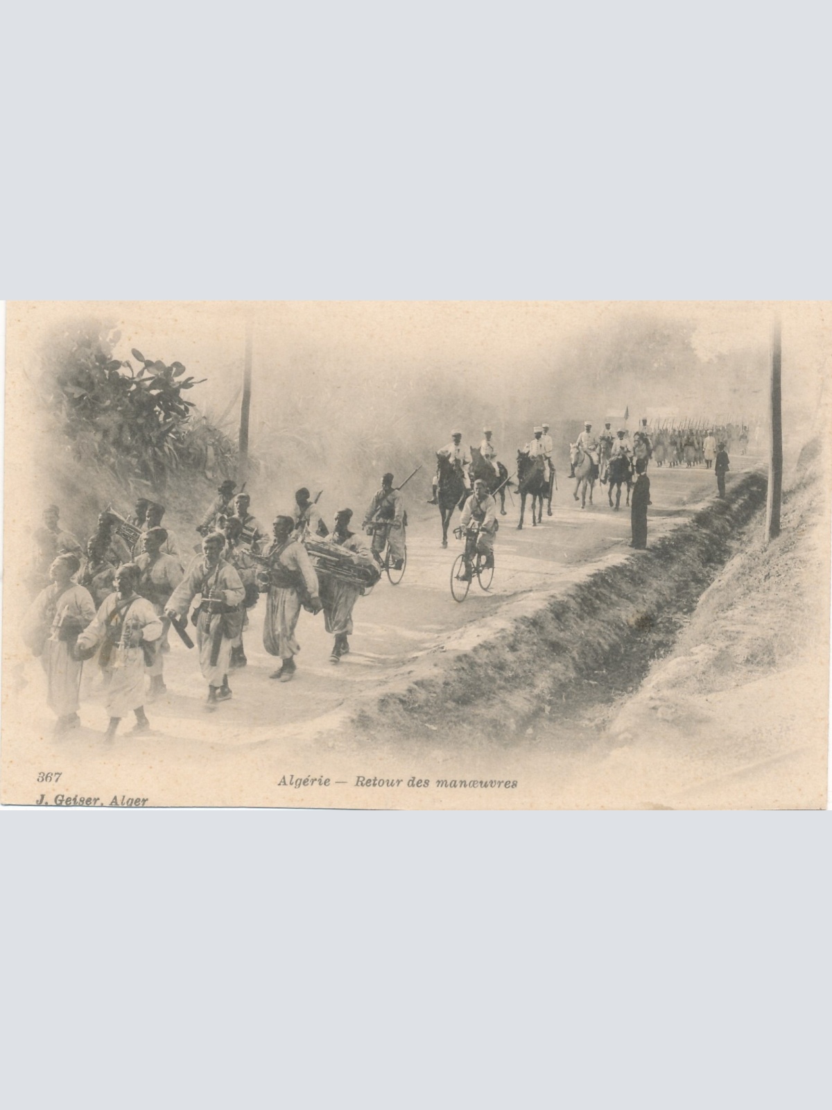 AK aus Algerie Retour des manoeuvers Soldaten am Fahrrad Ansichtskarte (14147)