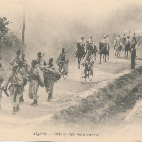 AK aus Algerie Retour des manoeuvers Soldaten am Fahrrad Ansichtskarte (14147)