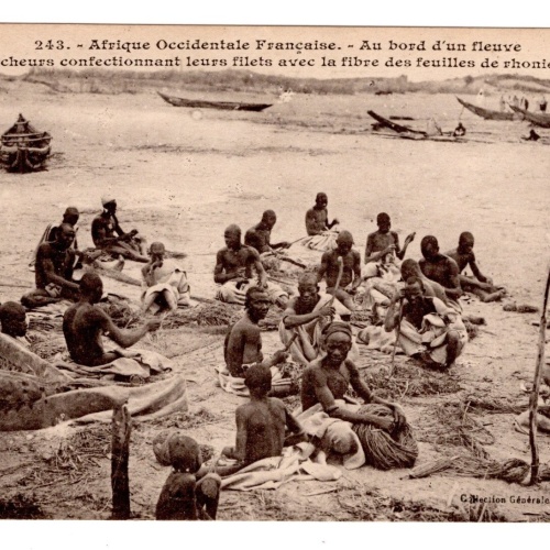 AK, Afrique Occidentale Francaise, Au bord d'un Fleuve, Ansichtskarte (S5799)