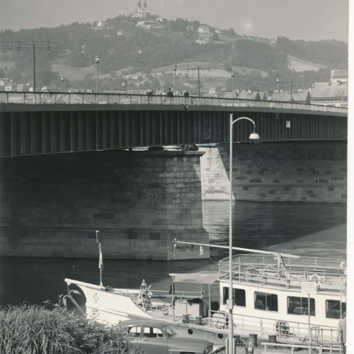 AK aus Linz an der Donau mit Oldtimer Oberösterreich Ansichtskarte (14406)