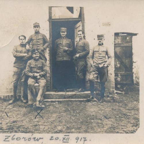 Kriegsgefangenen Arb. Komp Nr. 492 Soldaten rauchen vor dem Haus (14429)